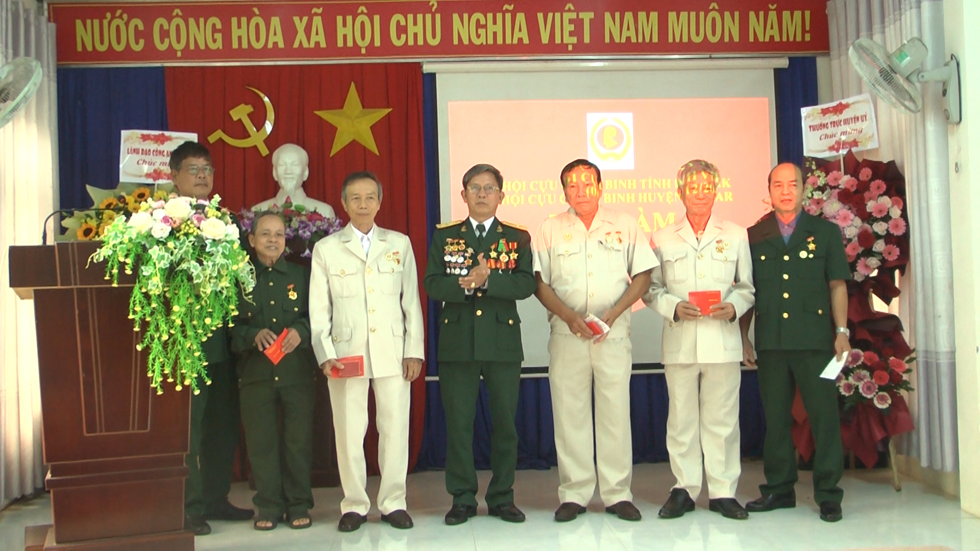 Hội CCB trao KNC 1